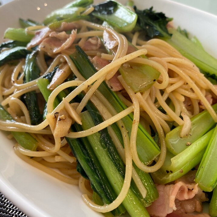 ごま油香る、小松菜とベーコンの和風パスタ